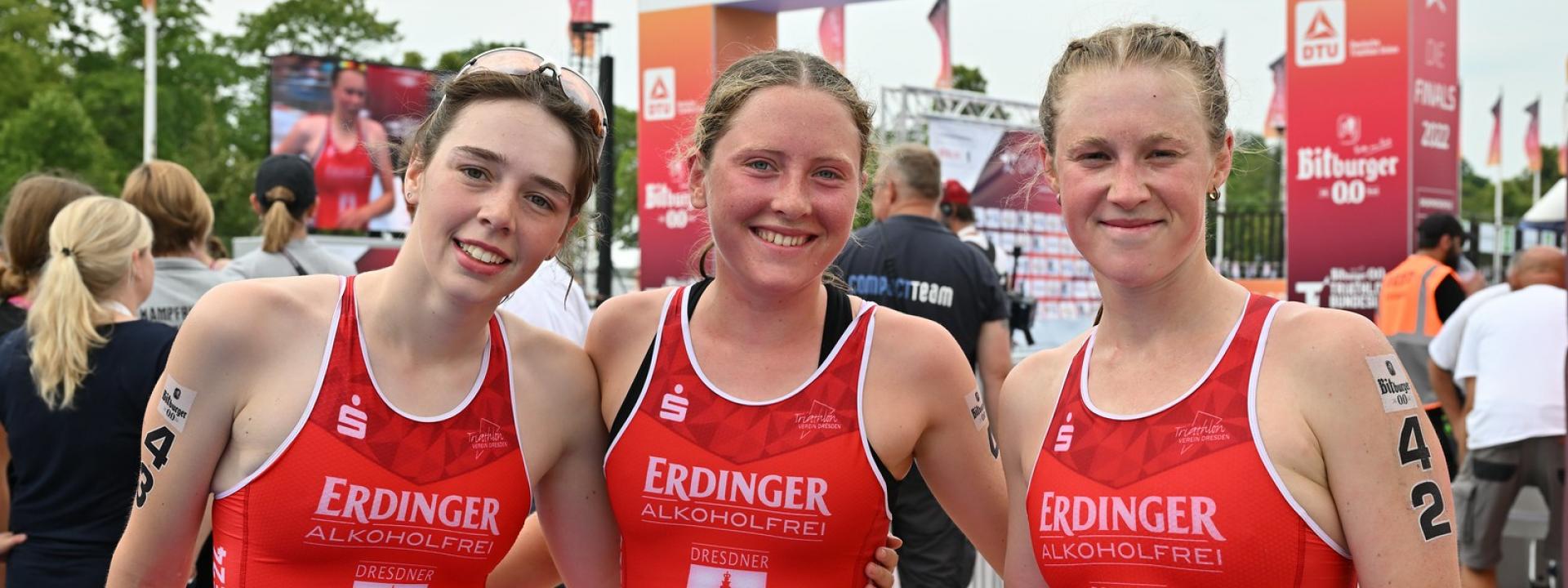 Drei Athletinnen von den Dresdner Spitzen posieren für ein Bild.