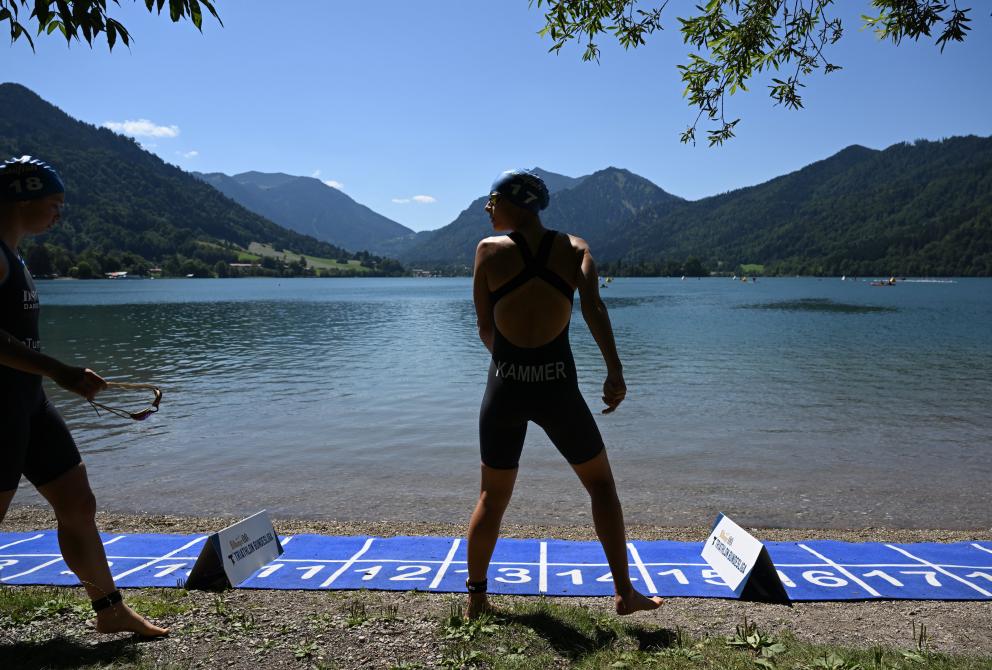Lucie Kammer vor dem Schliersee