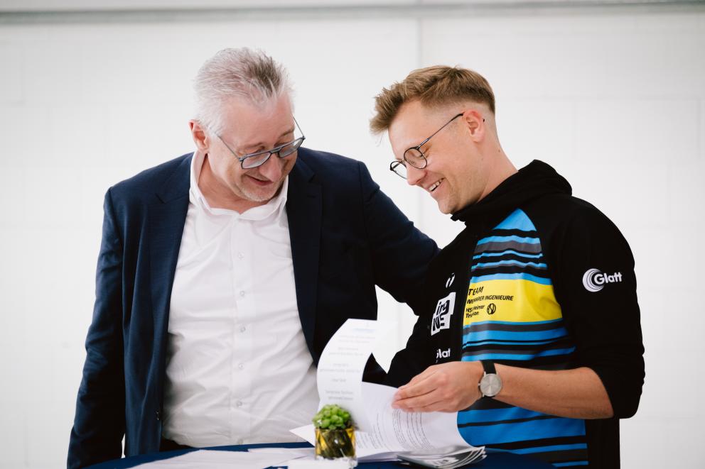 Teamleiter Aljoscha Willgosch im Gespräch mit Staatssekretär