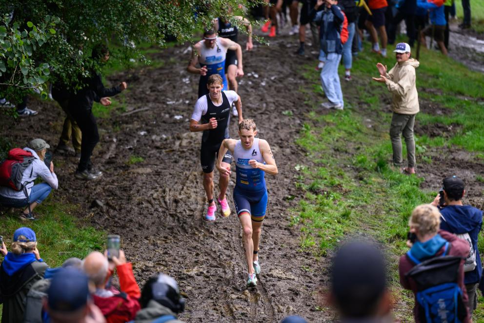 Mehrere Männer laufen im Rahmen eines Triathlons den Kuhsteig, einen legendär steilen Anstieg hoch