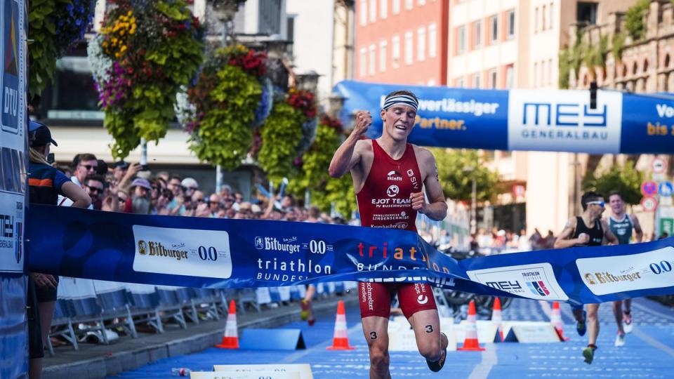 Ein Triathlet beim Zieleinlauf