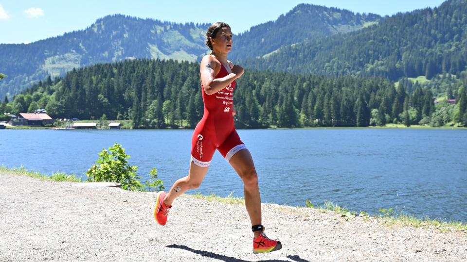 Lisa Tertsch läuft am Spitzingsee