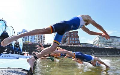 HYLO-Team Saar beim Schwimmstart im Medienhafen