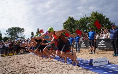 Männer rennen ins Wasser