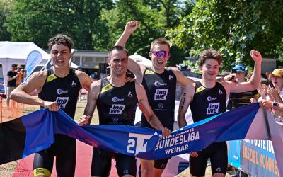 Vier Jungs aus Weimar jubeln im Ziel mit dem Banner in der Hand