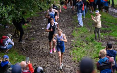 Mehrere Männer laufen im Rahmen eines Triathlons den Kuhsteig, einen legendär steilen Anstieg hoch