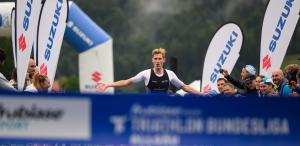 Ein Triathlet feiert seinen Sieg auf den letzten Metern ins Ziel