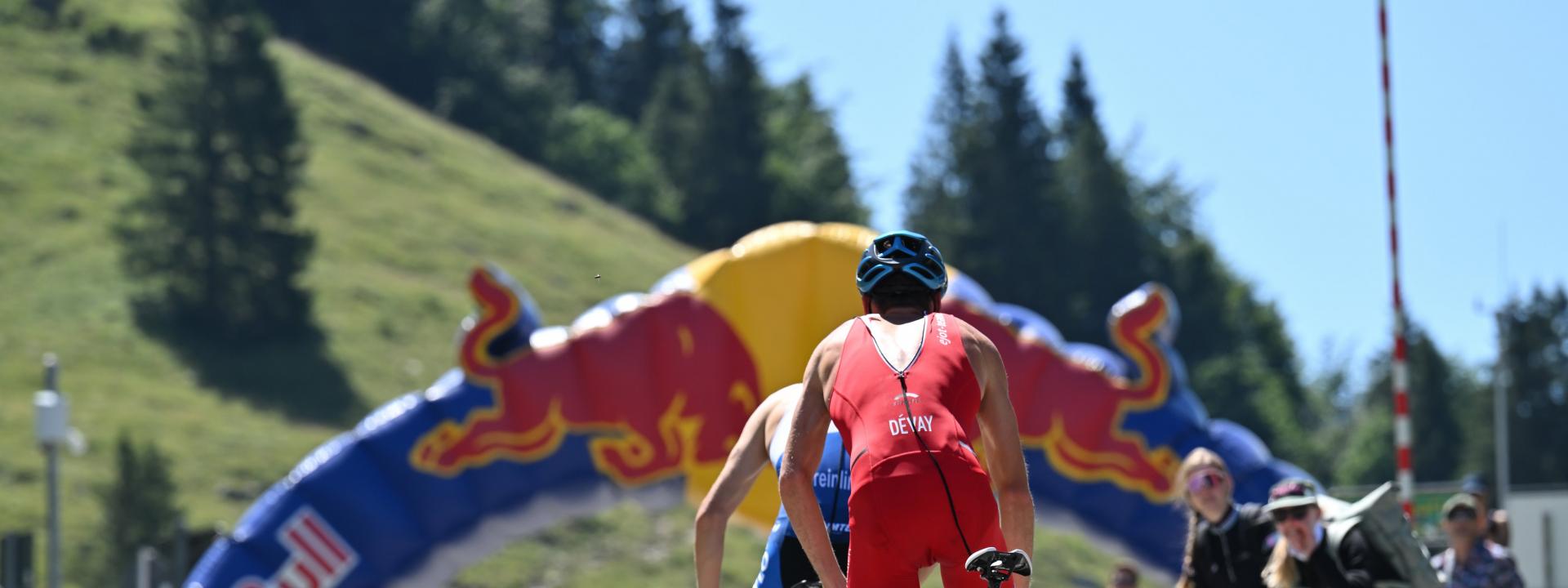 Mark Devay auf dem Fahrrad auf dem Spitzingsattel. Das Foto zeigt seinen Rücken.