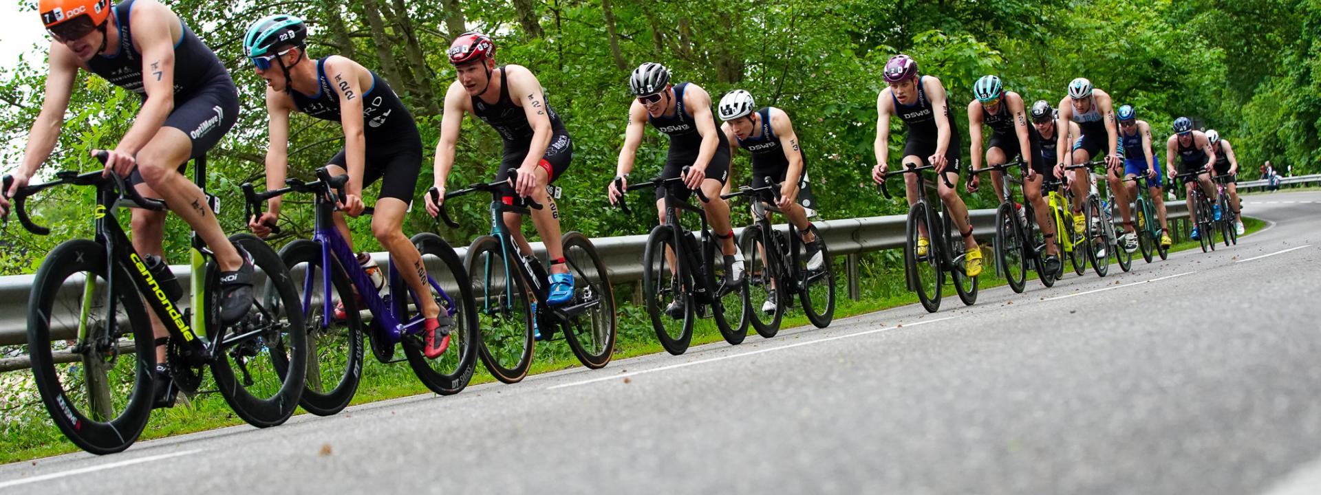 untersichtige Sicht auf eine Gruppe Radfahrer