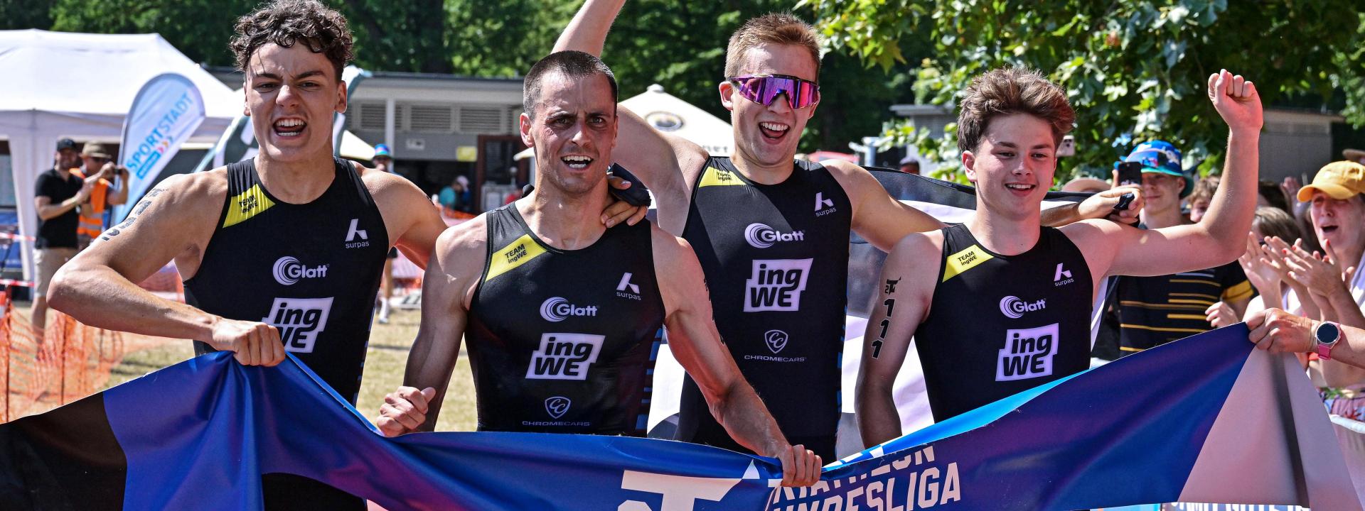 Vier Jungs aus Weimar jubeln im Ziel mit dem Banner in der Hand