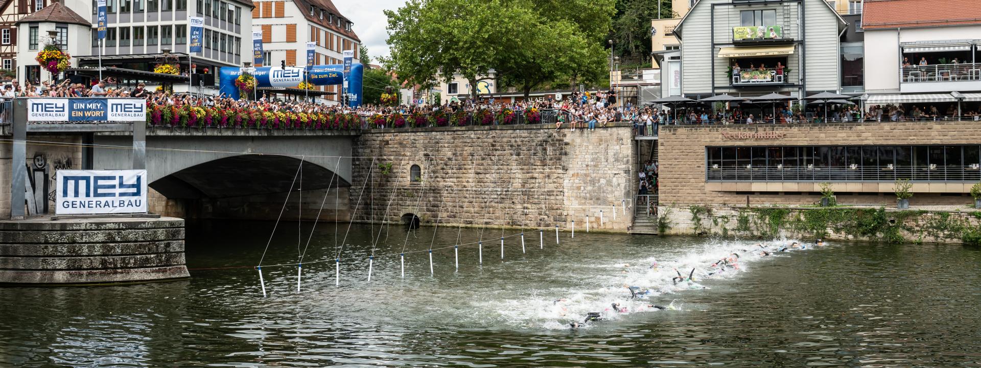 Massenstart im Neckar vor Tübingen Kulisse