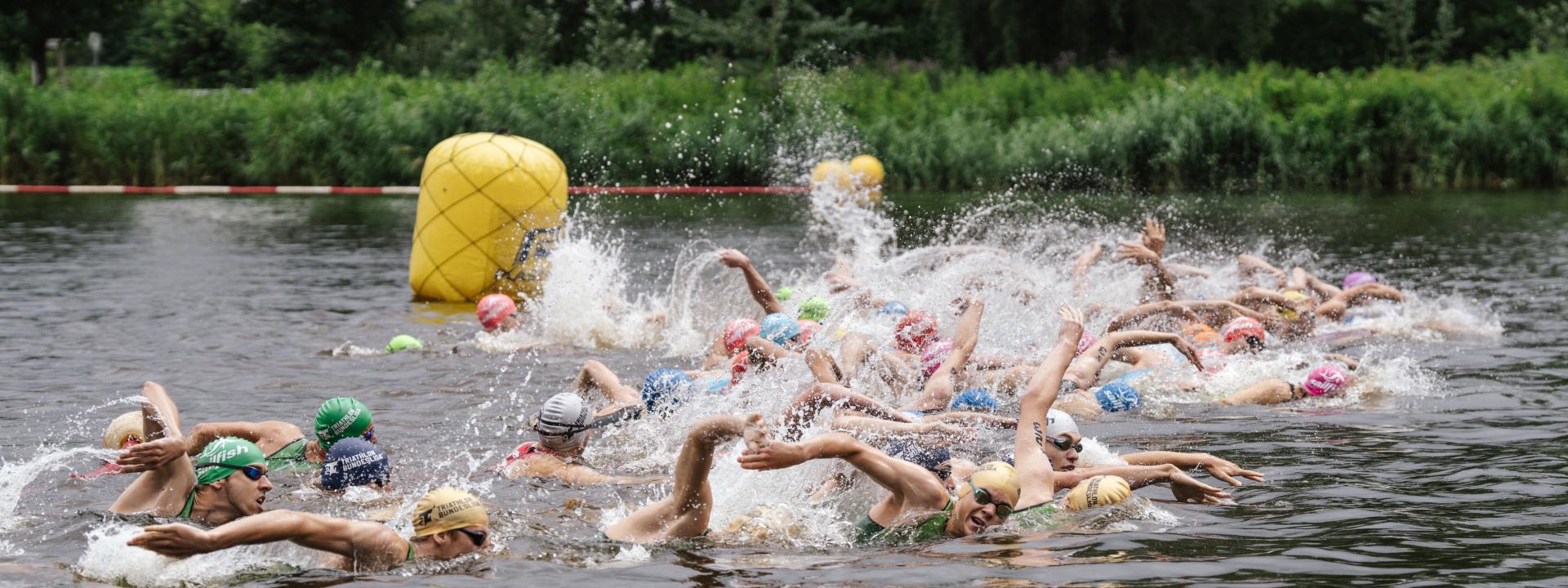 Schwimmstart im Wasser