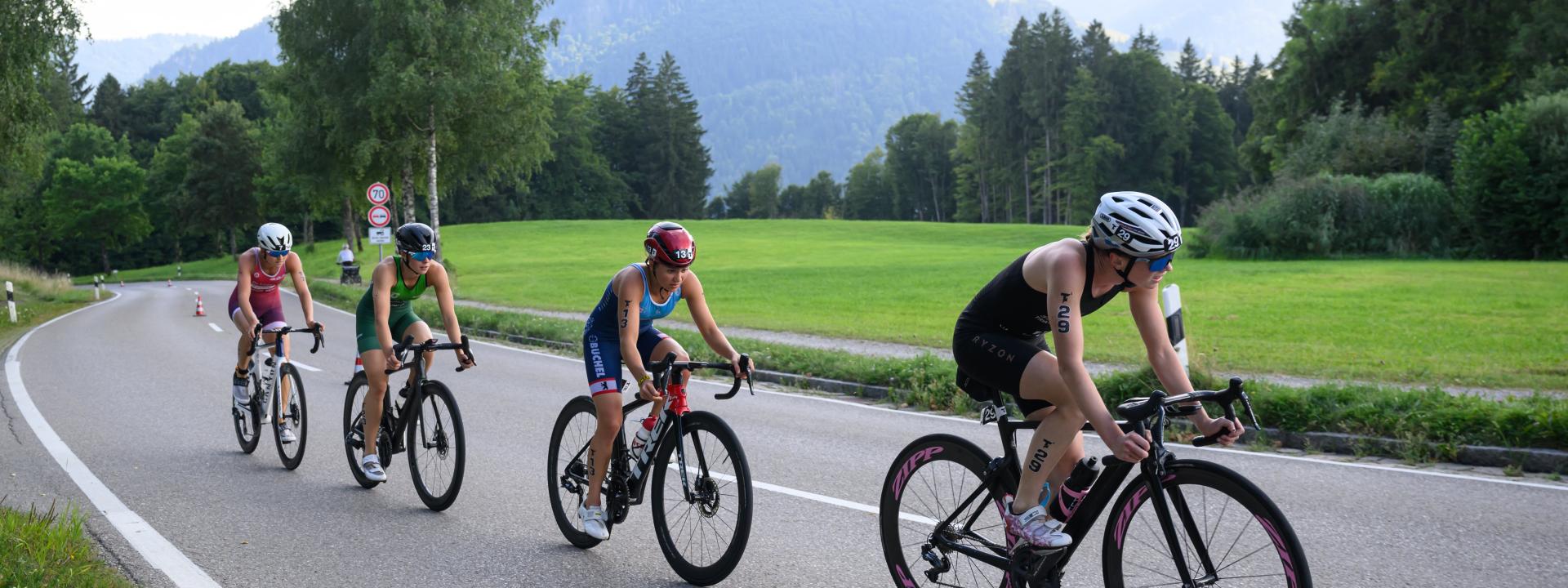 Frauen auf dem Rad vor Bergkulisse