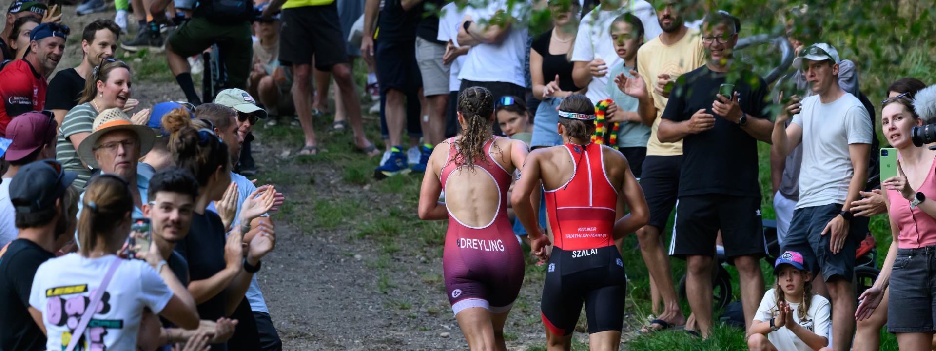 Zwei Frauen rennen den Kuhsteig hinauf 