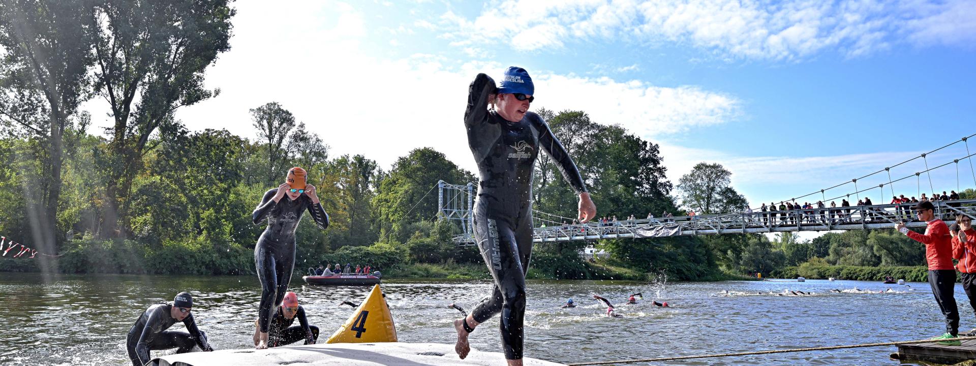 Triathleten steigen aus der Mulde