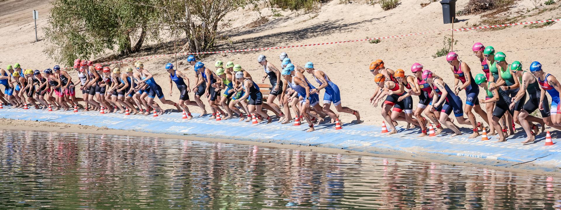 Starterinnen rennen ins Wasser