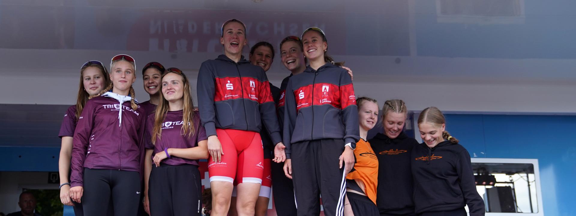 Mehrere Frauenteams freuen sich über ihre Platzierung auf dem Podium