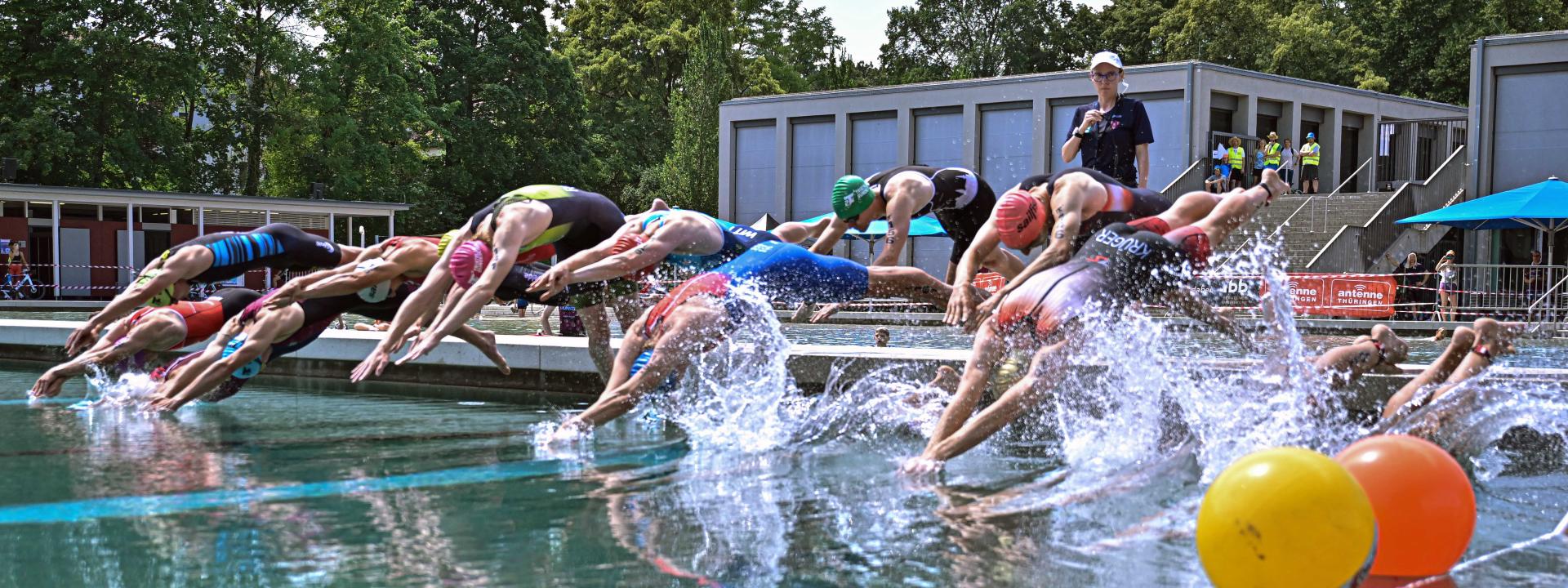 Triathleten springen ins Schwimmbecken