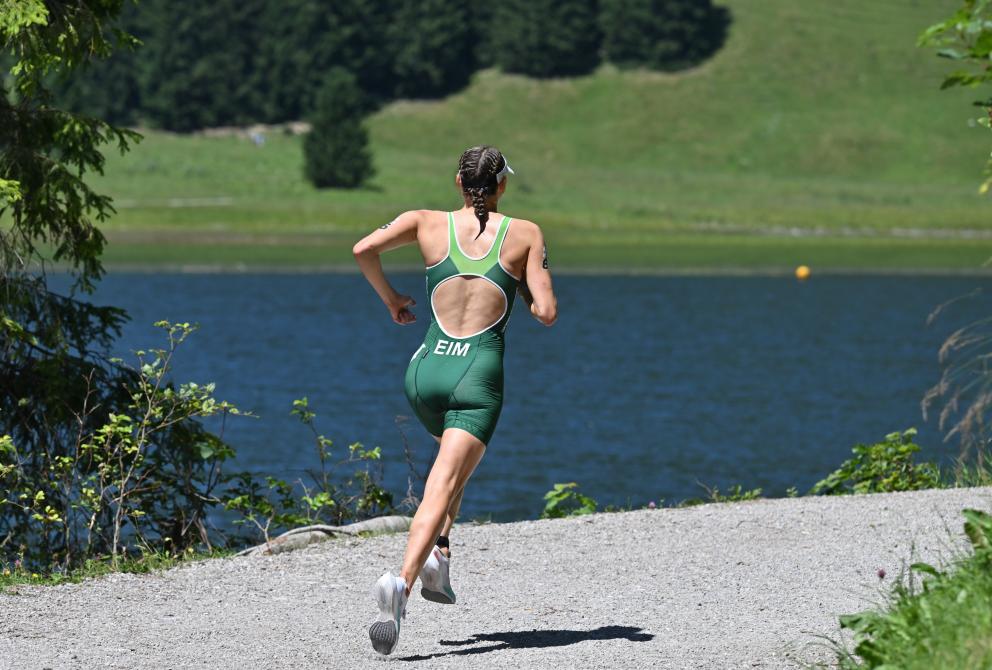 Nina EIms Rücken ist zu sehen. Sie läuft am Spitzingsee. 