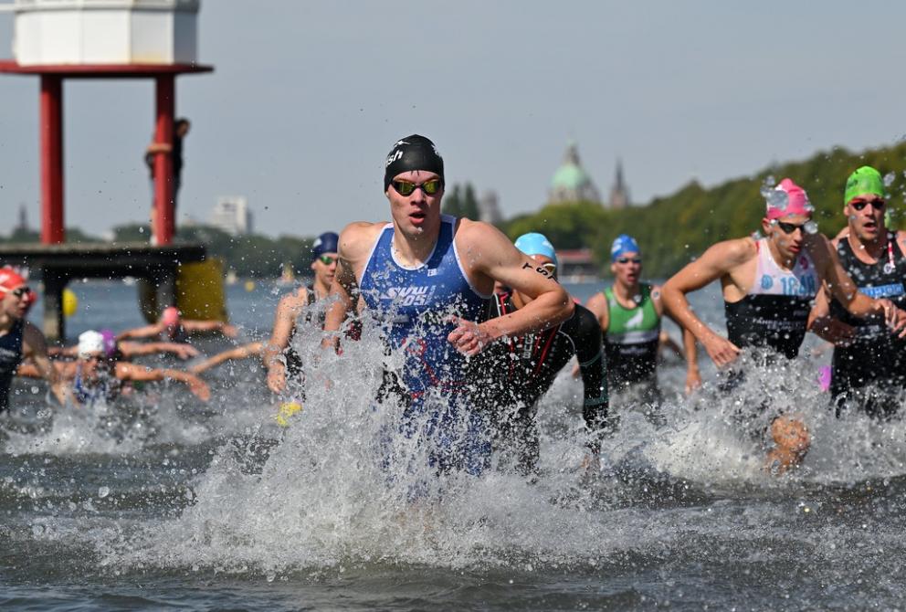 Henning Scholl läuft aus dem Wasser.