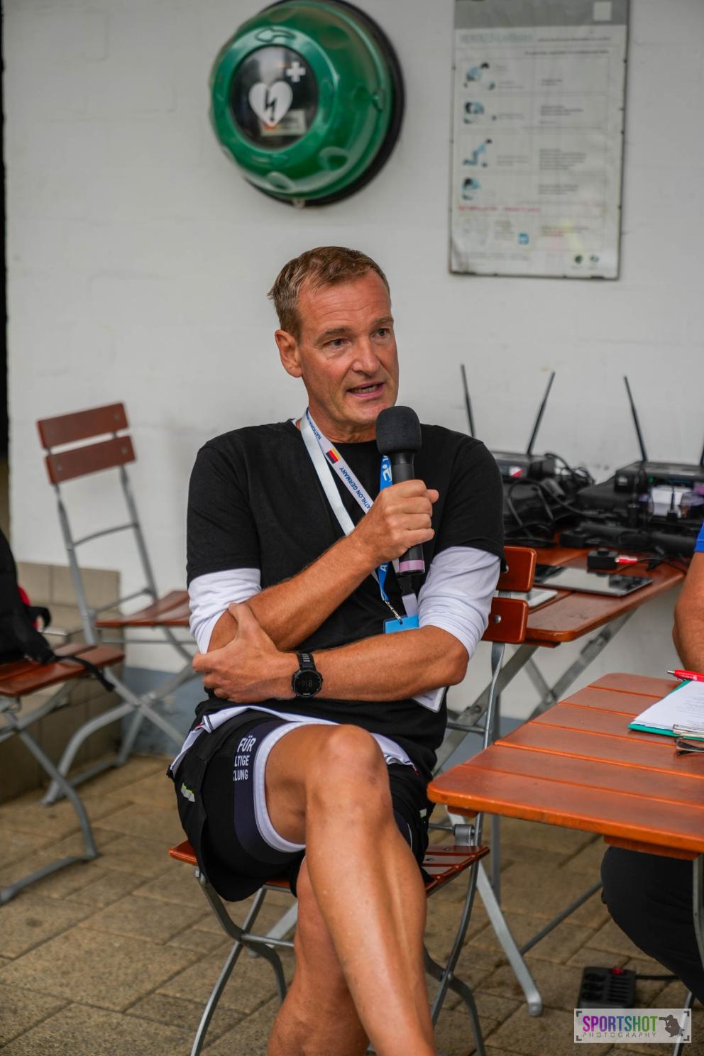 Uwe Hauke im Interview mit Mikro in der Hand