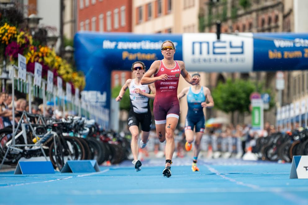 Lüneburger Athletin beim Zieleinlauf