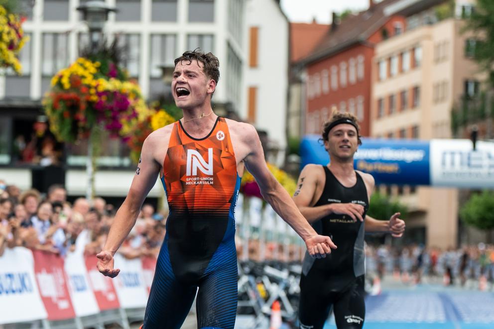 zwei Athleten der Triathlon-Bundesliga beim Zielsprint in Tübingen