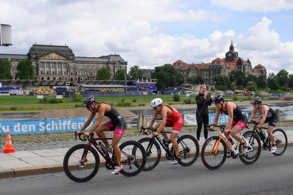 Zwei Triathletinnen von Team Bad Orb fahren in einer Gruppe am Elbufer entlang