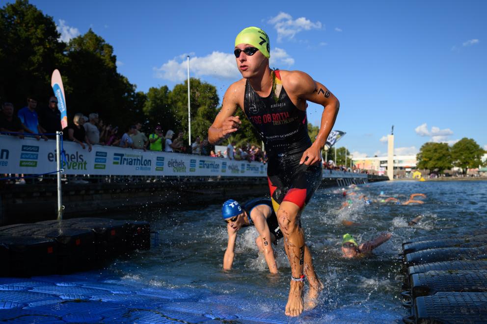 Triathlet Team TSG 08 Roth steigt aus dem Wasser bei Bundesliga in Hannover 2025