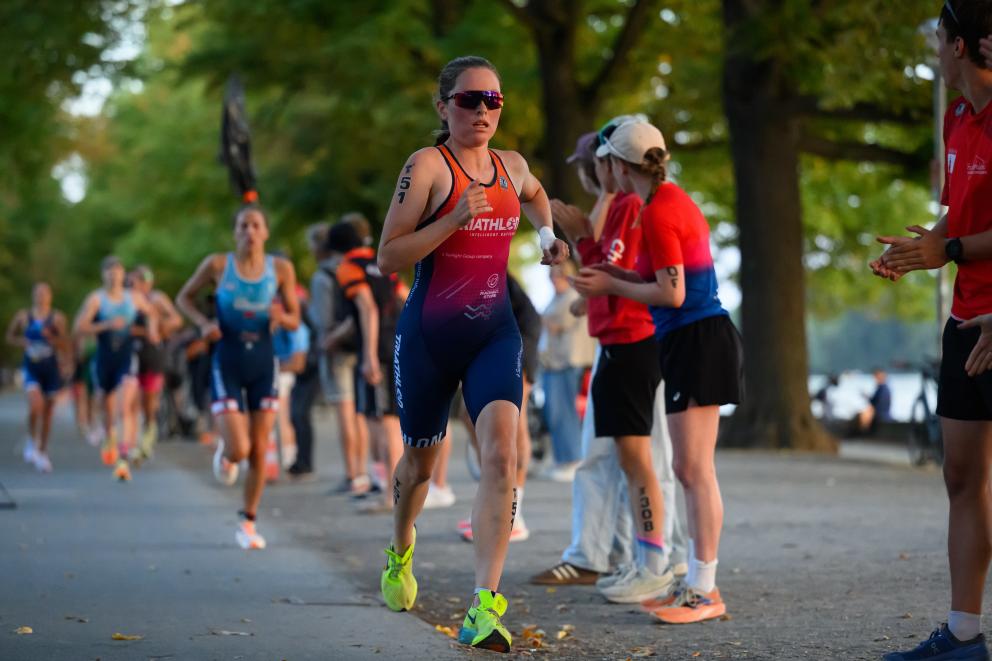 Athletin Team Thüringen laufen am Publikum vorbei