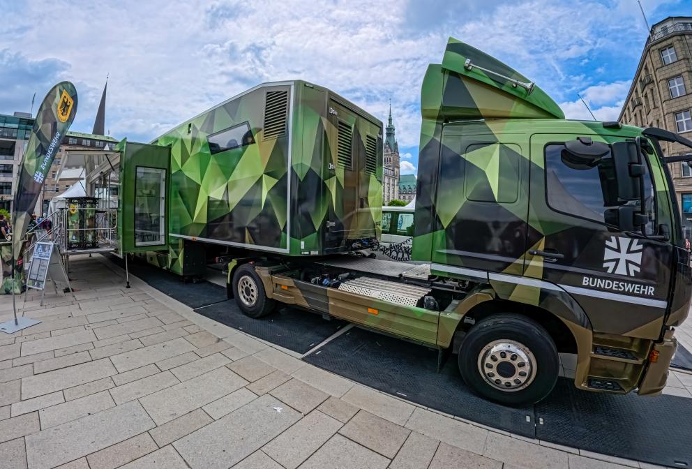 LKW mit Bundeswehr Camouflage Aussehen
