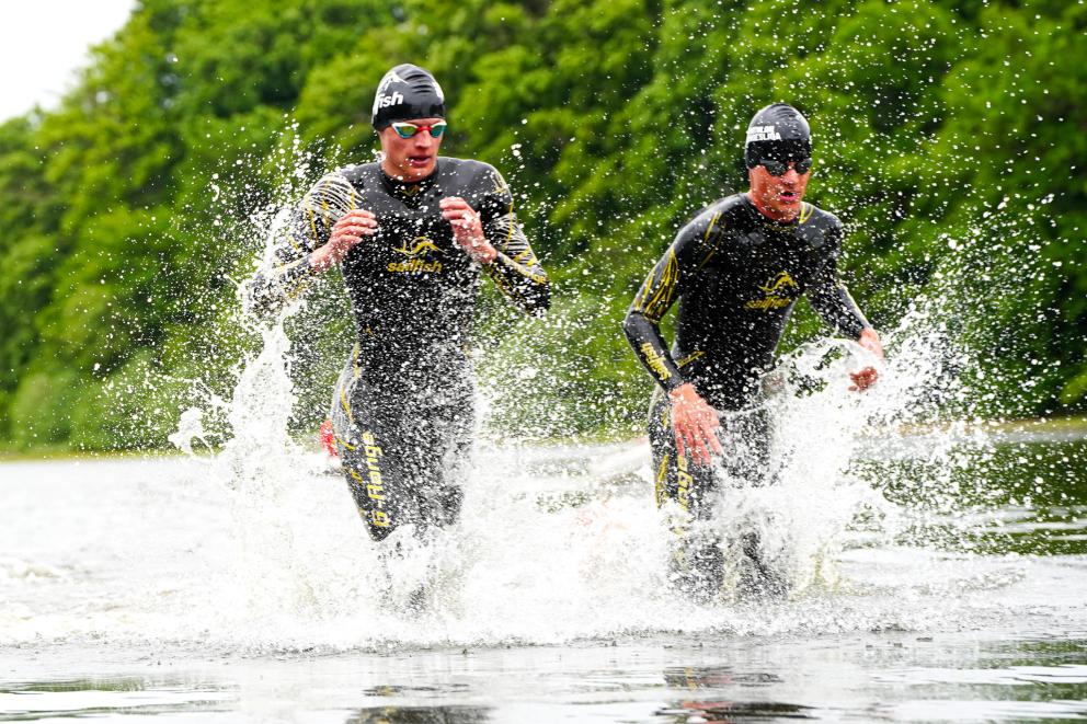 Zwei Triathleten steigen aus dem Wasser