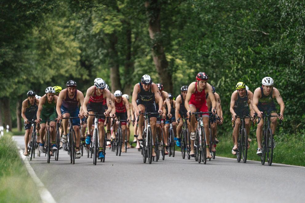 Gruppe Radfahrer fährt auf die Kamera zu
