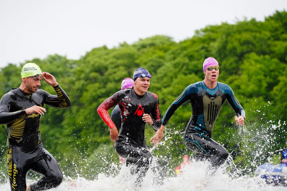 2. Bundesligaathleten rennen aus dem Wasser