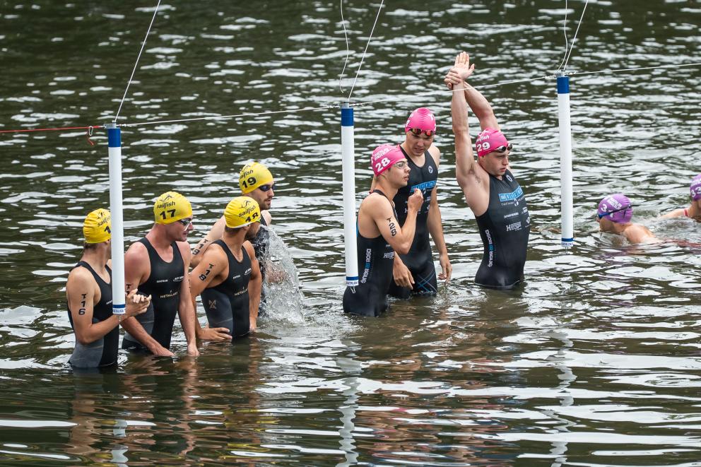 Team METALLART AST-Süßen an der Startline im Wasser 
