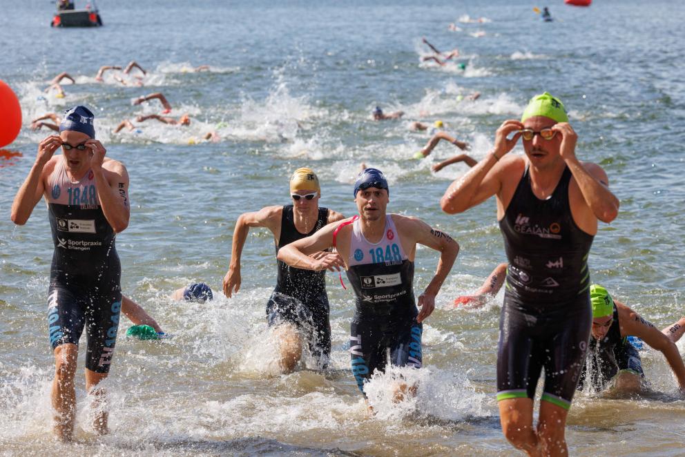 Triathleten kommen aus dem Wasser
