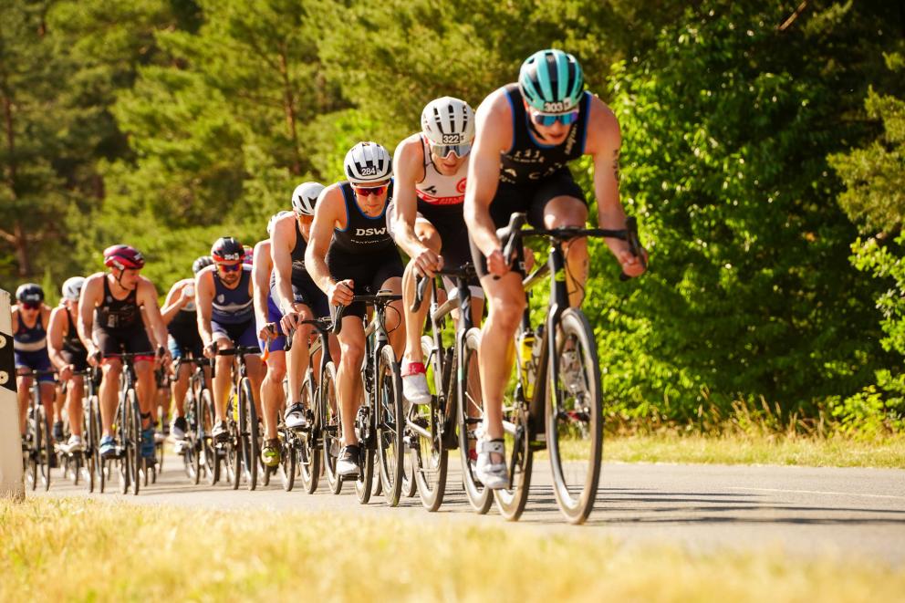 Gruppe Radfahrer auf der Landstraße
