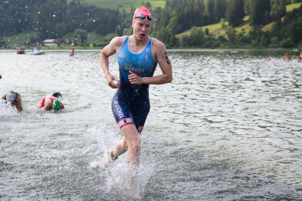 Triathletin kommt aus dem Wasser