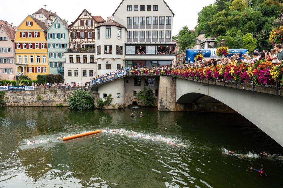 Bundesliga-Athleten schwimmen um die letzte Boje zum Schwimmausstieg vor beeindruckender Tübingen Kulisse