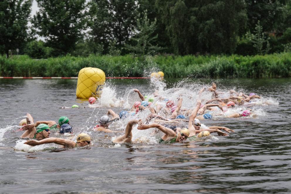 Schwimmstart im Wasser