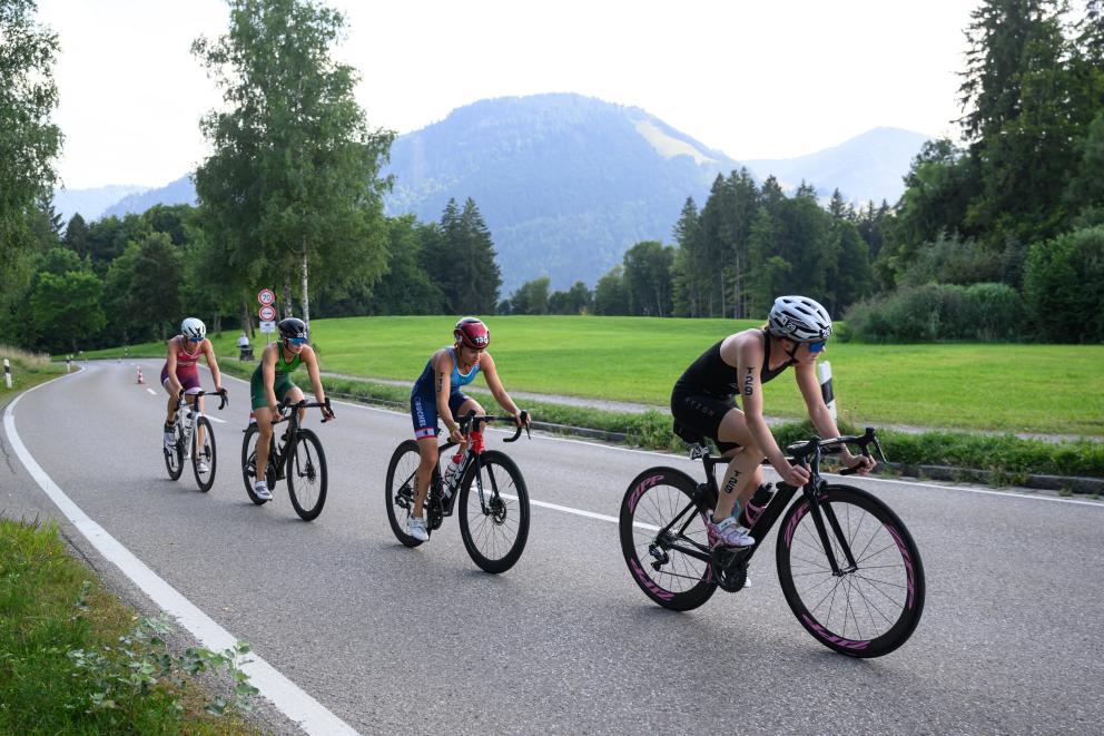 Frauen auf dem Rad vor Bergkulisse