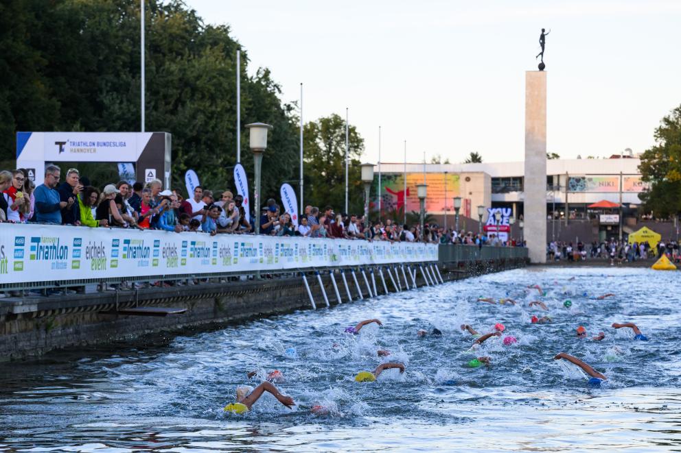Schwimmerinnen schwimmen auf den Ausstieg zu