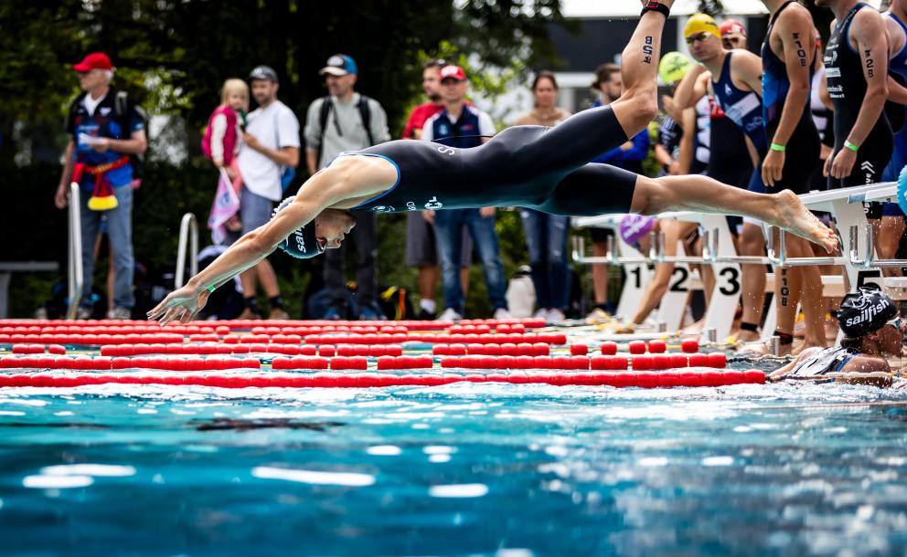 Startsprung ins Schwimmbecken 