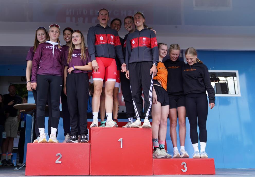 Mehrere Frauenteams freuen sich über ihre Platzierung auf dem Podium