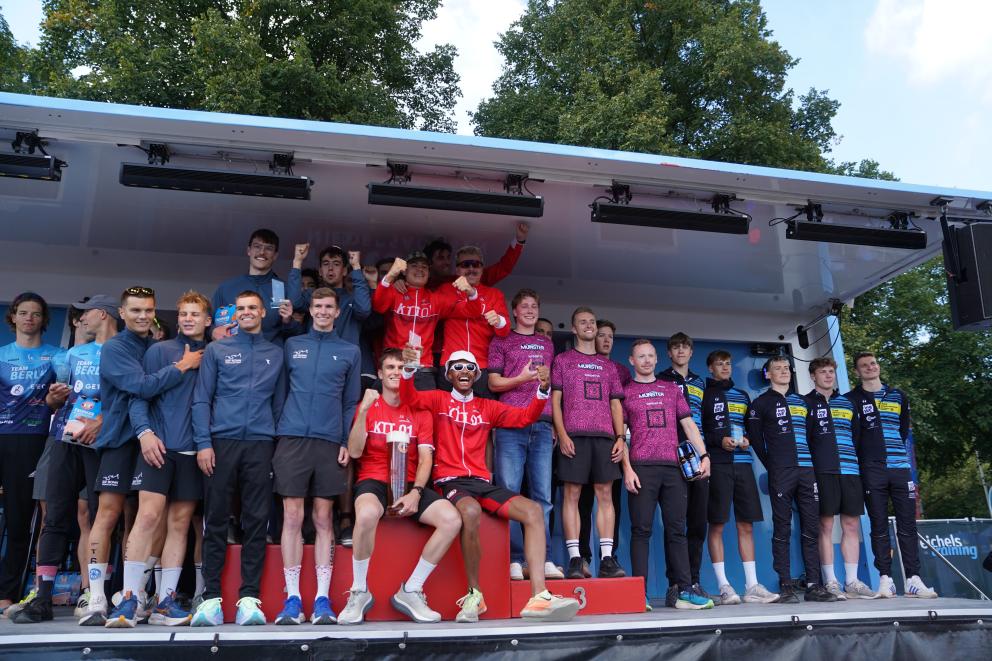 Mehrere Männerteams jubeln am Ende der Saison über ihre Platzierungen auf dem Podium