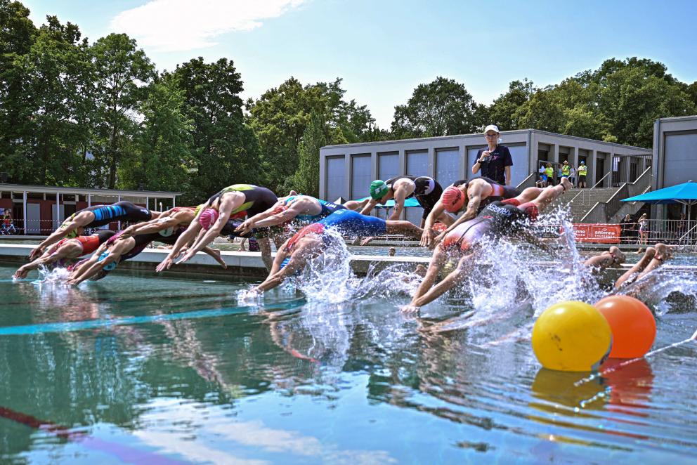 Triathleten springen ins Schwimmbecken