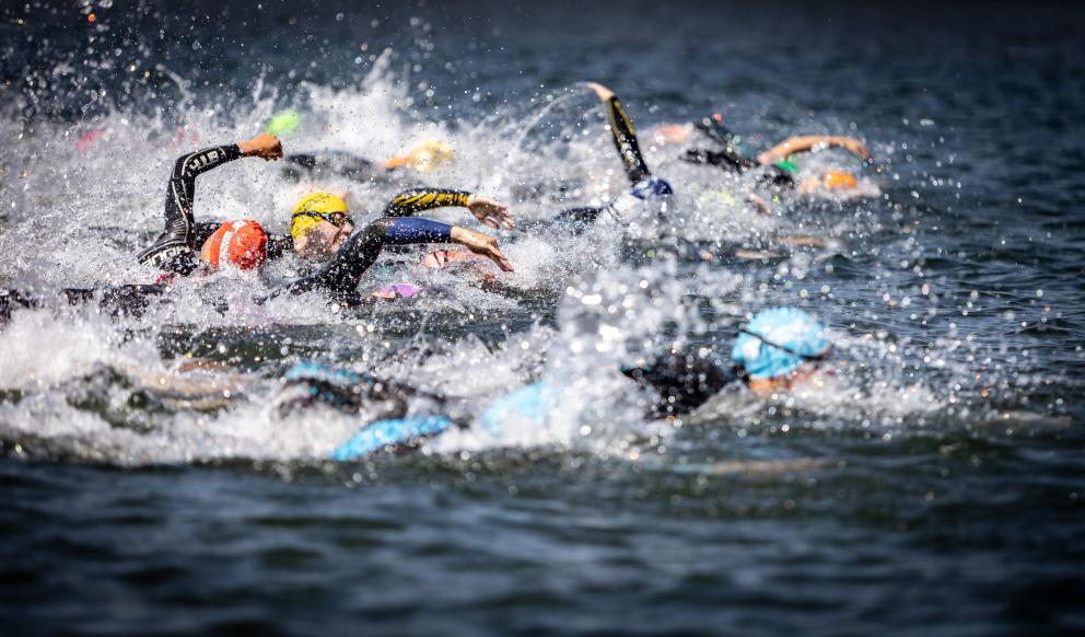 Schwimmerinnen im See
