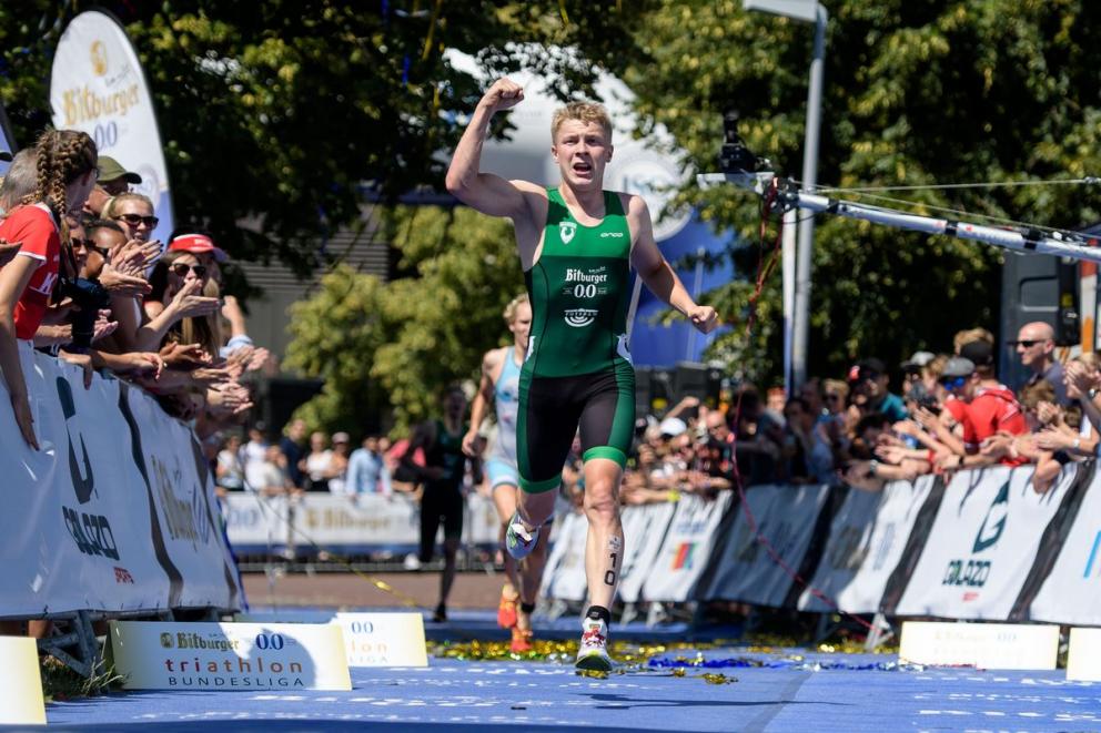 Philipp Wiewald von Triathlon Potsdam feiert seinen vierten Platz beim Triathalon Bundesliga Rennen am 23.06.2019 in Düsseldorf, Foto: Joerg Schueler