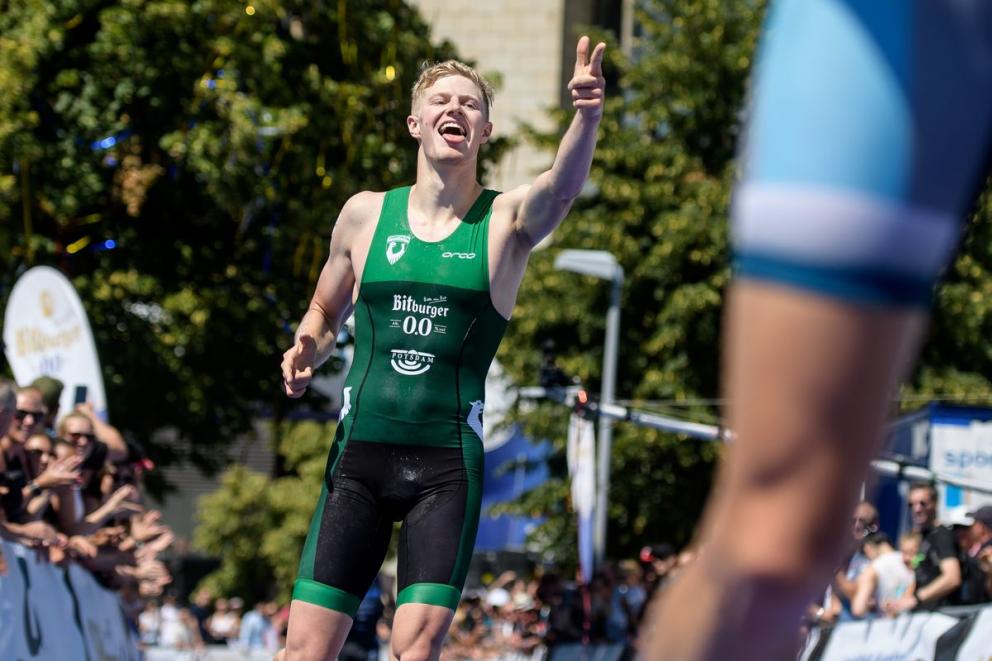 Tim Siepmann von Triathlon Potsdam feiert seinen 6. Platz beim Triathalon Bundesliga Rennen am 23.06.2019 in Düsseldorf, Foto: Joerg Schueler