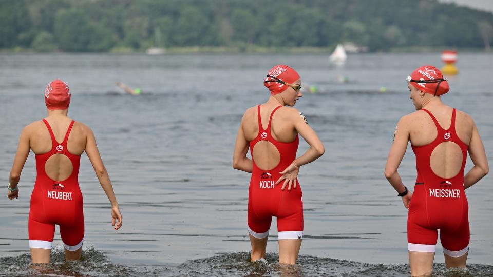Drei Athletinnen des Team Buschhütten stehen im Wannsee